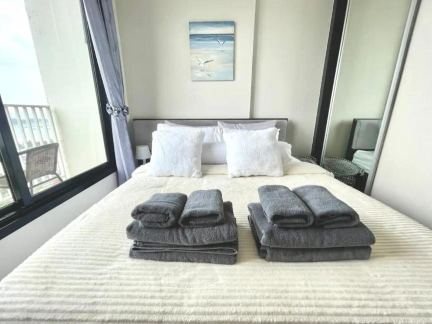 The Base Long Balcony King-bed With Infinity Pool & Free Netflix Apartment Pattaya