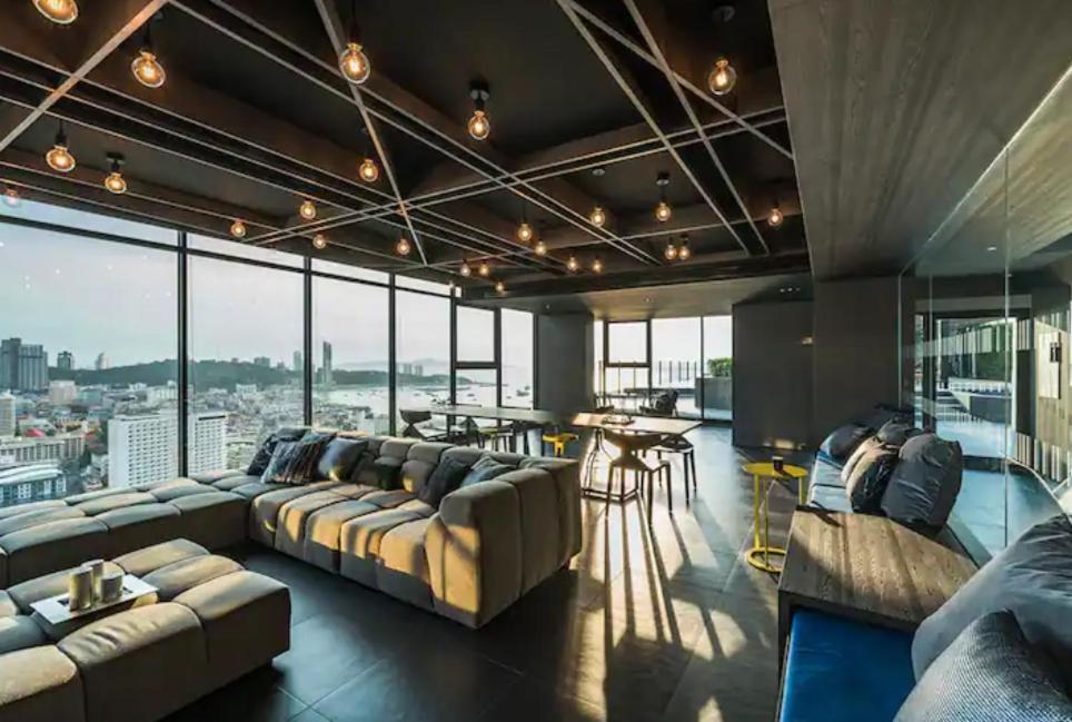 The Base Long Balcony King-bed With Infinity Pool & Free Netflix * Pattaya