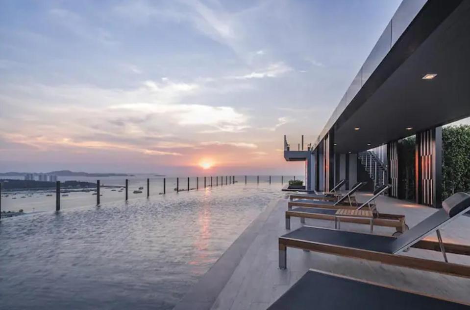 The Base Long Balcony King-bed With Infinity Pool & Free Netflix * Pattaya
